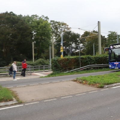 Ein Bus fährt auf einer Straße.
