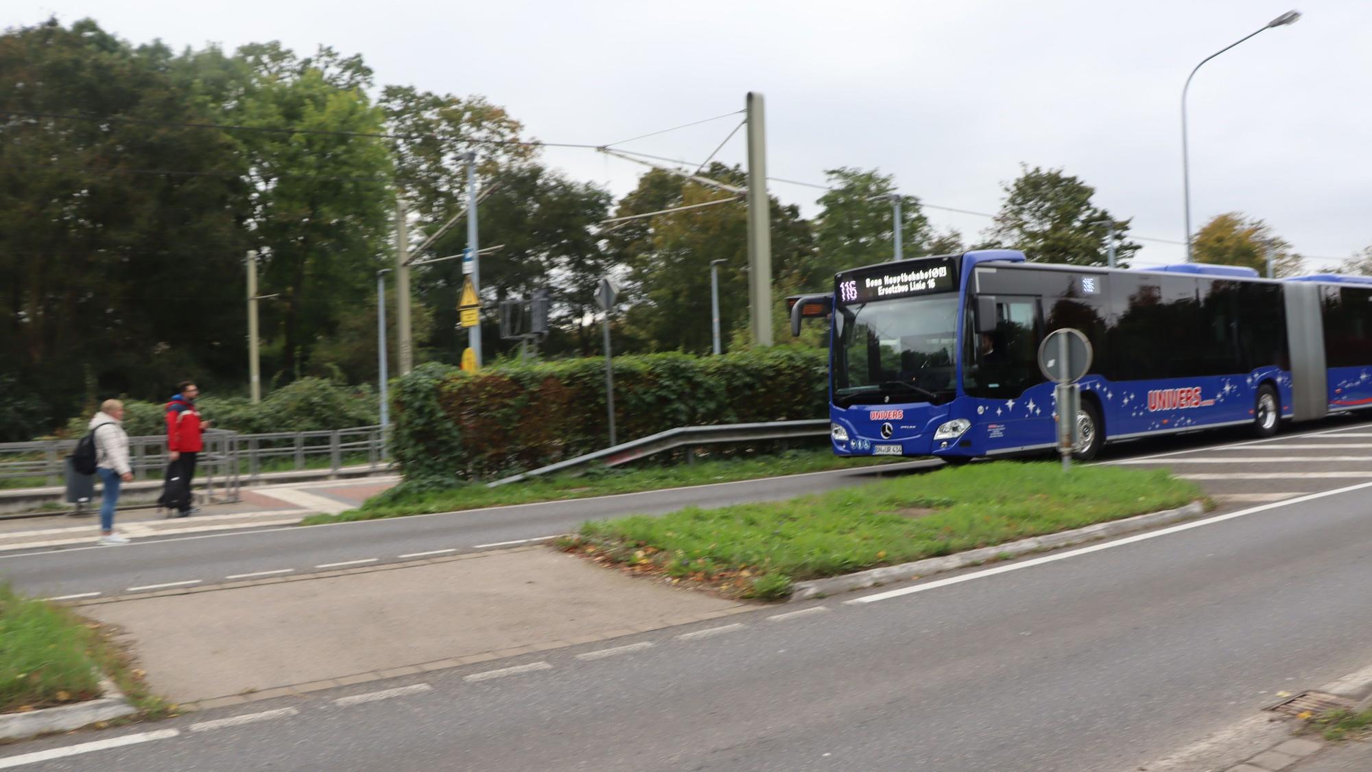 Ein Bus fährt auf einer Straße.