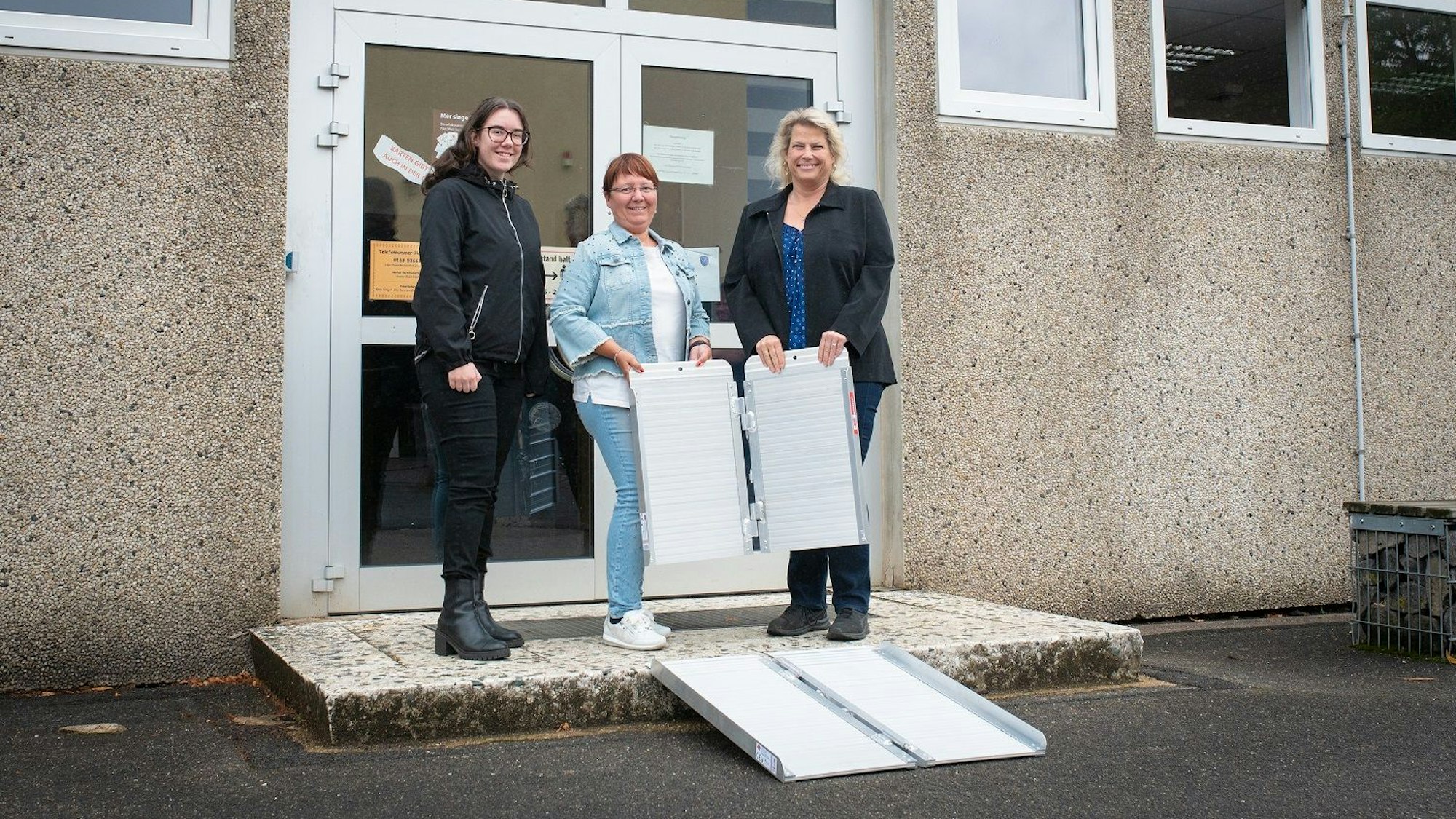 Das Foto zeigt drei Frauen auf einer Stufe mit den Klapprampen.