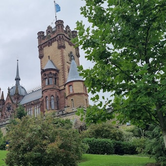 Ein historisches Gebäude, das eine Mischung aus Villa, Schloss und Burg ist.