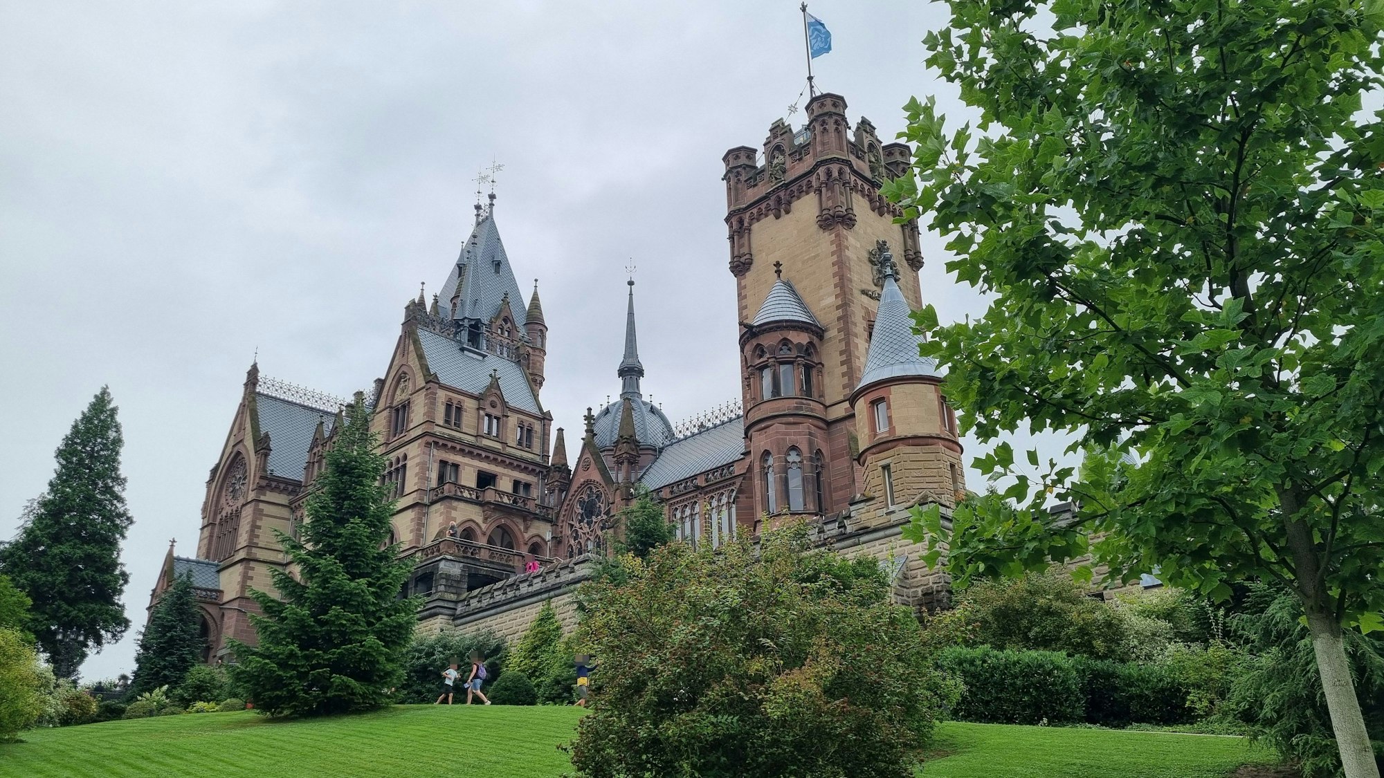 Schloss Drachenburg aus dem Hofgarten fotografiert.
