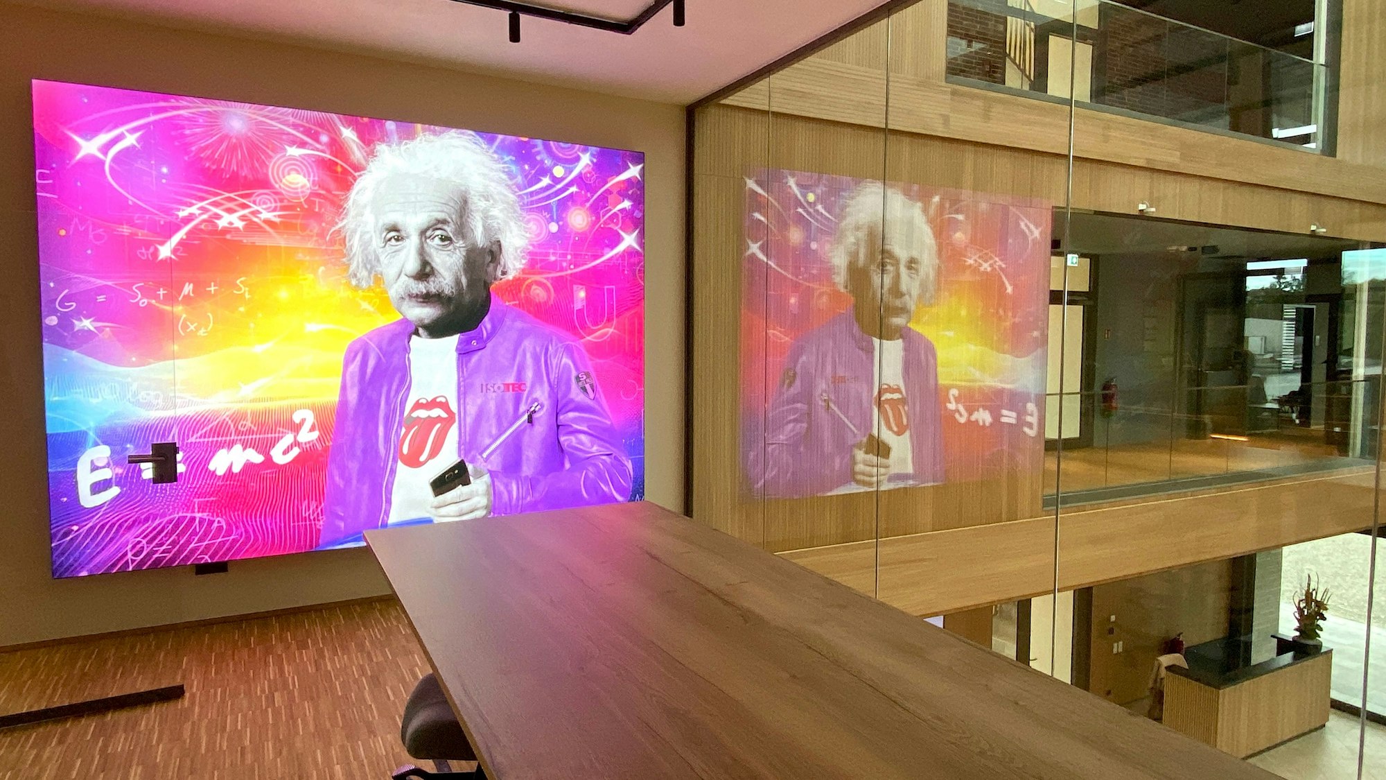 Auf eine Wand wird Albert Einstein projiziert.