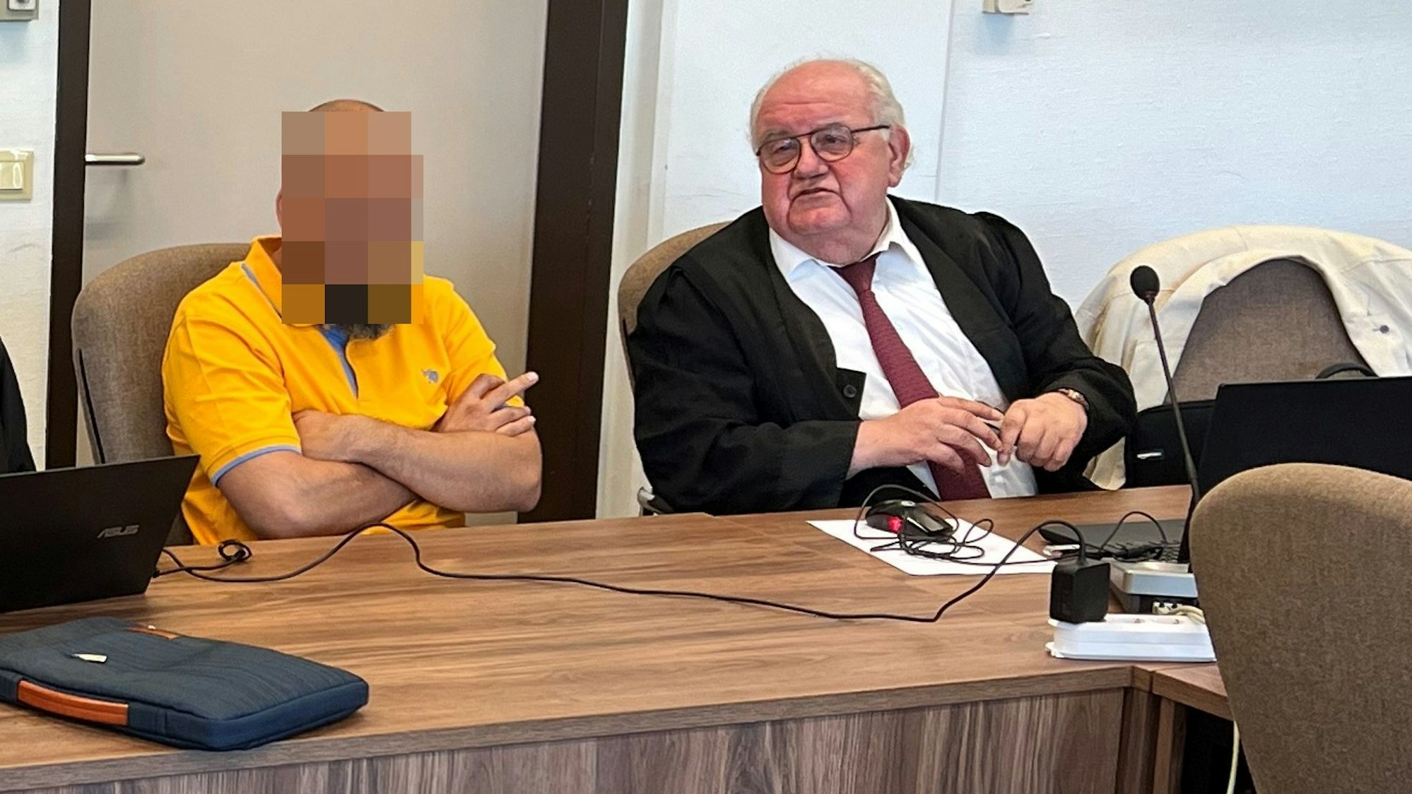 Der 35-jährige Angeklagte beim Prozessauftakt mit seinem Verteidiger Gottfried Reims