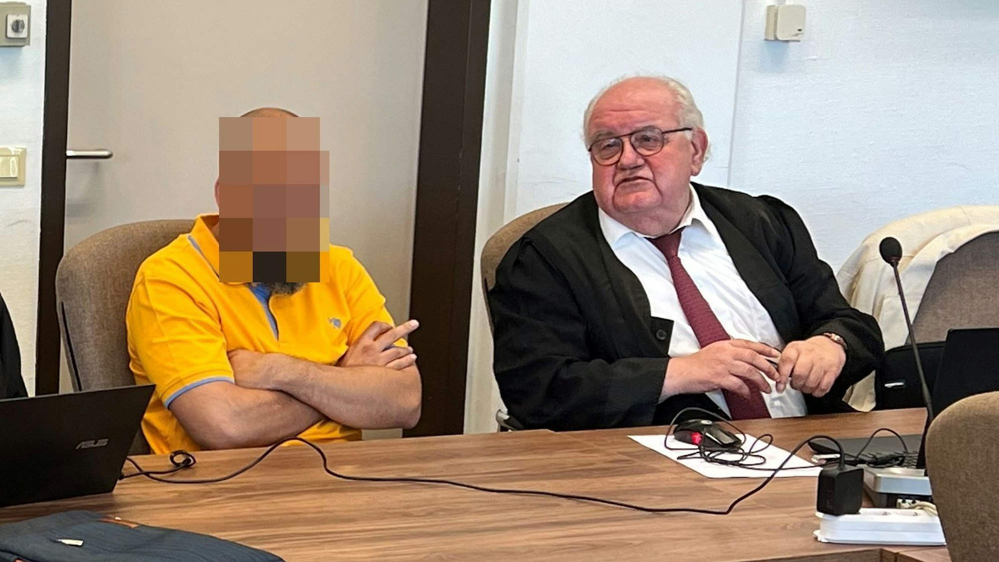 Der 35-jährige Angeklagte beim Prozessauftakt mit seinem Verteidiger Gottfried Reims