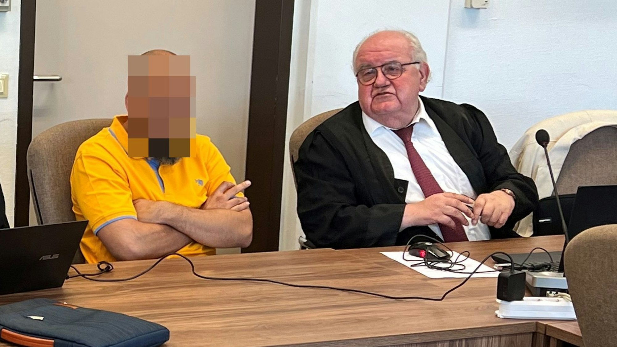 Der 35-jährige Angeklagte beim Prozessauftakt mit seinem Verteidiger Gottfried Reims