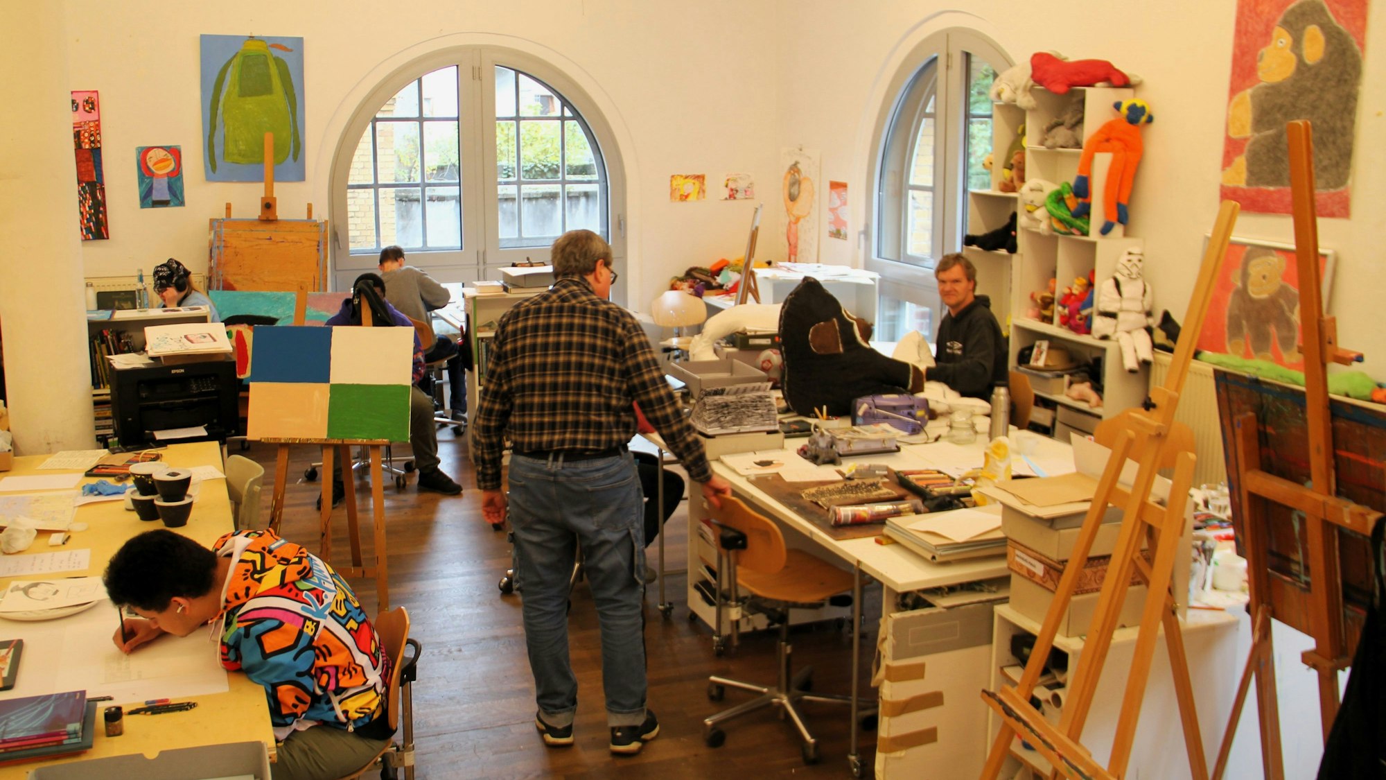 Die großräumigen Ateliers im KAT18 werden zurzeit von 24 Künstlerinnen und Künstlern mit kognitiven Behinderungen genutzt.