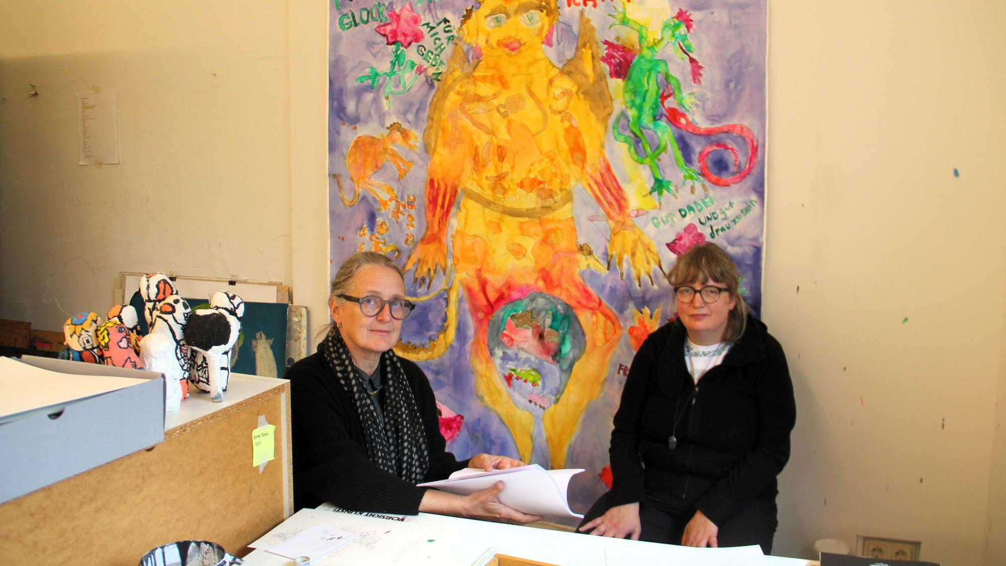 Künstlerische Leiterin Jutta Pöstges (l.) und Malerin Tanja Weiß arbeiteten bereits in den 1990er Jahren gemeinsam an Kunstprojekten.