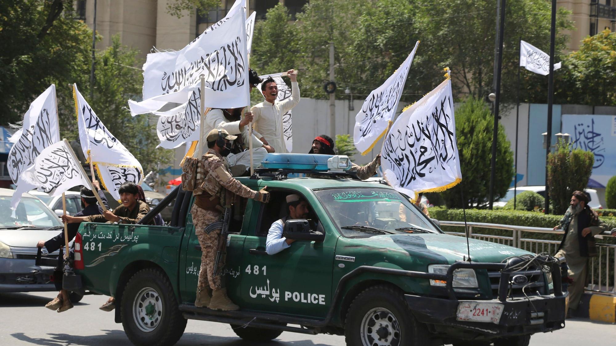 Taliban-Kämpfer feiern im August den dritten Jahrestag des Abzugs der US-geführten Truppen aus Afghanistan in Kabul. (Archivbild)