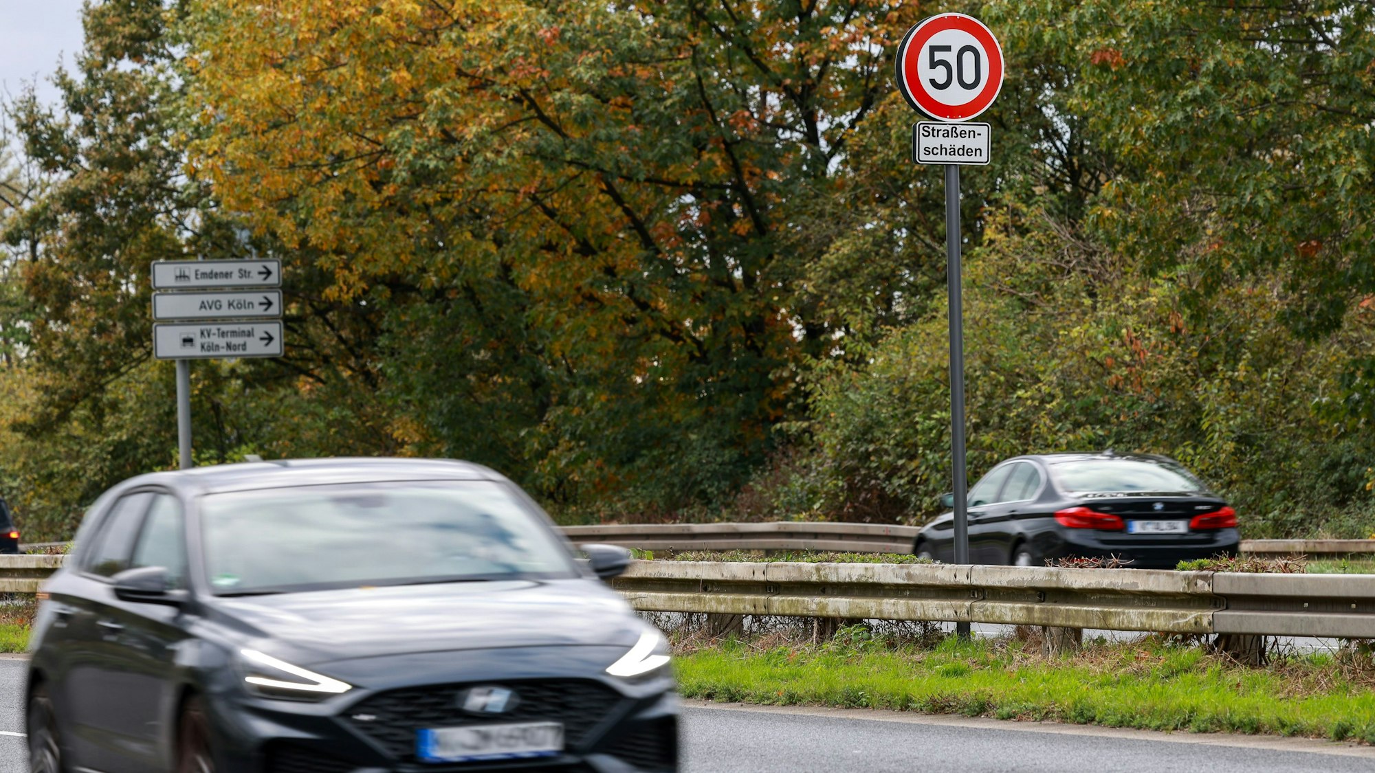 Noch bis mindestens kommenden Sommer gilt auf der Industriestraße zwischen Niehler Ei und Emdener Straße Tempo 50 statt 100 km/h.