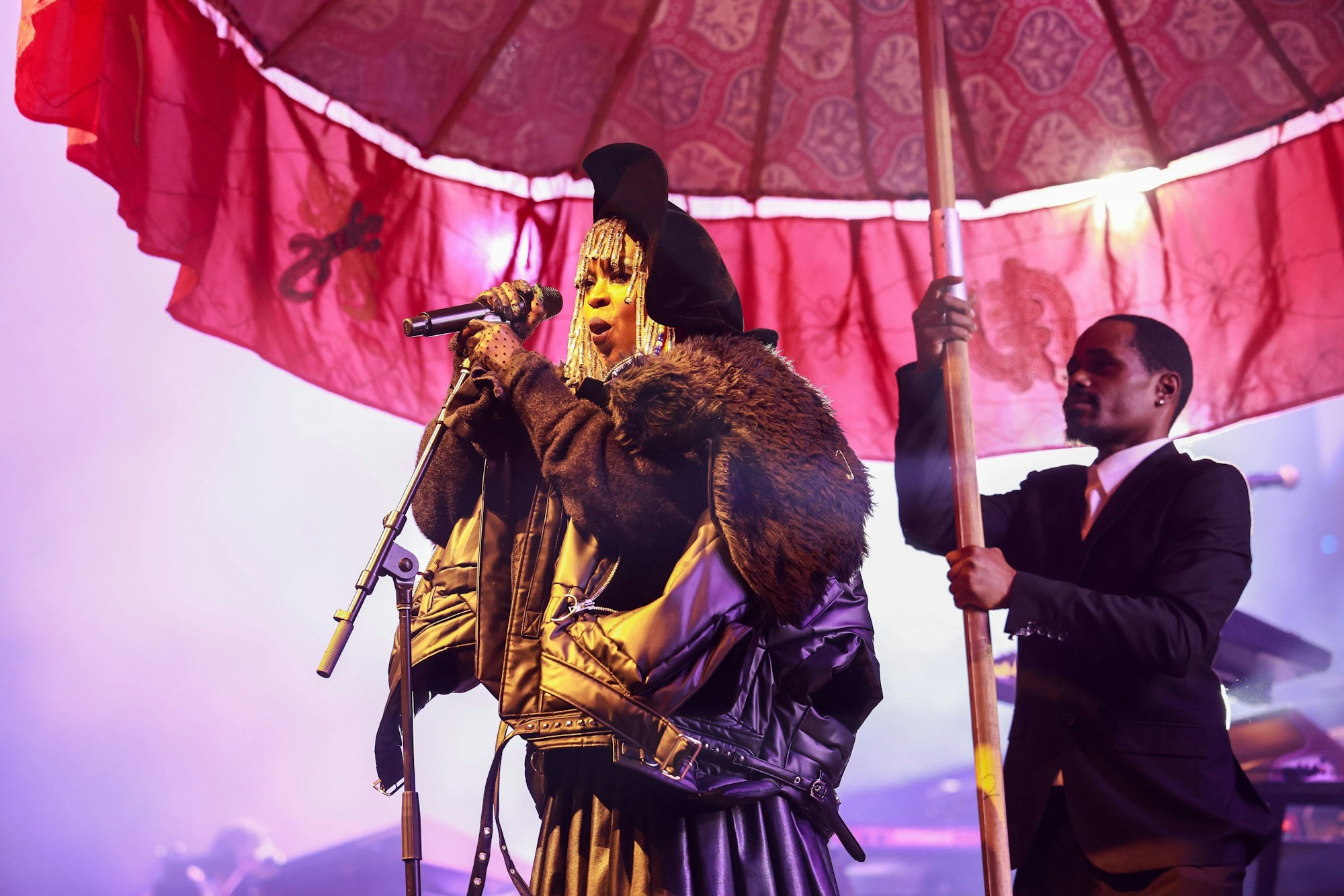 Hill ließ sich mit großem Schirm auf die Bühne begleiten.