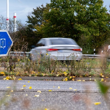 Ein Auto fährt an der Anschlussstelle der A1 Euskirchen-Frauenberg auf die Autobahn in Richtung Köln/Koblenz.