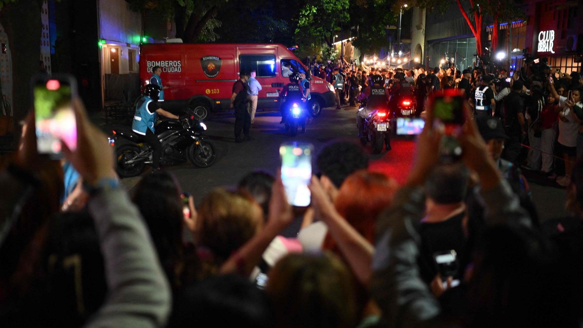 Gerichtsmediziner transportieren die Leiche des britischen Sängers Liam Payne in einem Feuerwehrwagen aus dem Hotel, in dem er am 16. Oktober 2024 in Buenos Aires starb.