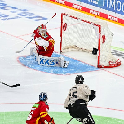 Eishockey DEL - 49. Spieltag: Düsseldorfer EG vs Kölner Haie am 25.02.2024 im PSD Bank Dome in Düsseldorf Kölns Maximilian Kammerer Nr.9 trifft zum 0:2 *** Ice Hockey DEL 49 Matchday Düsseldorfer EG vs Kölner Haie on 25 02 2024 at PSD Bank Dome in Düsseldorf Kölns Maximilian Kammerer Nr 9 scores to 0 2 WD
