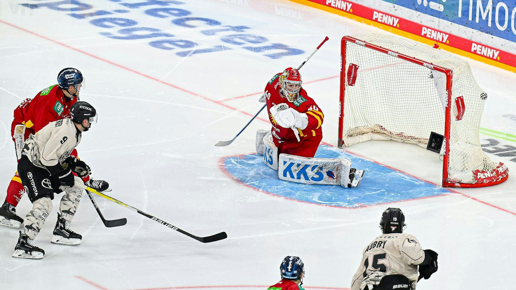 Eishockey DEL - 49. Spieltag: Düsseldorfer EG vs Kölner Haie am 25.02.2024 im PSD Bank Dome in Düsseldorf Kölns Maximilian Kammerer Nr.9 trifft zum 0:2 *** Ice Hockey DEL 49 Matchday Düsseldorfer EG vs Kölner Haie on 25 02 2024 at PSD Bank Dome in Düsseldorf Kölns Maximilian Kammerer Nr 9 scores to 0 2 WD