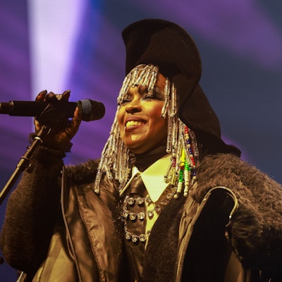 Lauryn Hills Outfit brachte die Soul-Queen zum Schwitzen: In Köln trat sie am Mittwoch (16. Oktober) mit Wyclef Jean und ihren Söhnen auf.