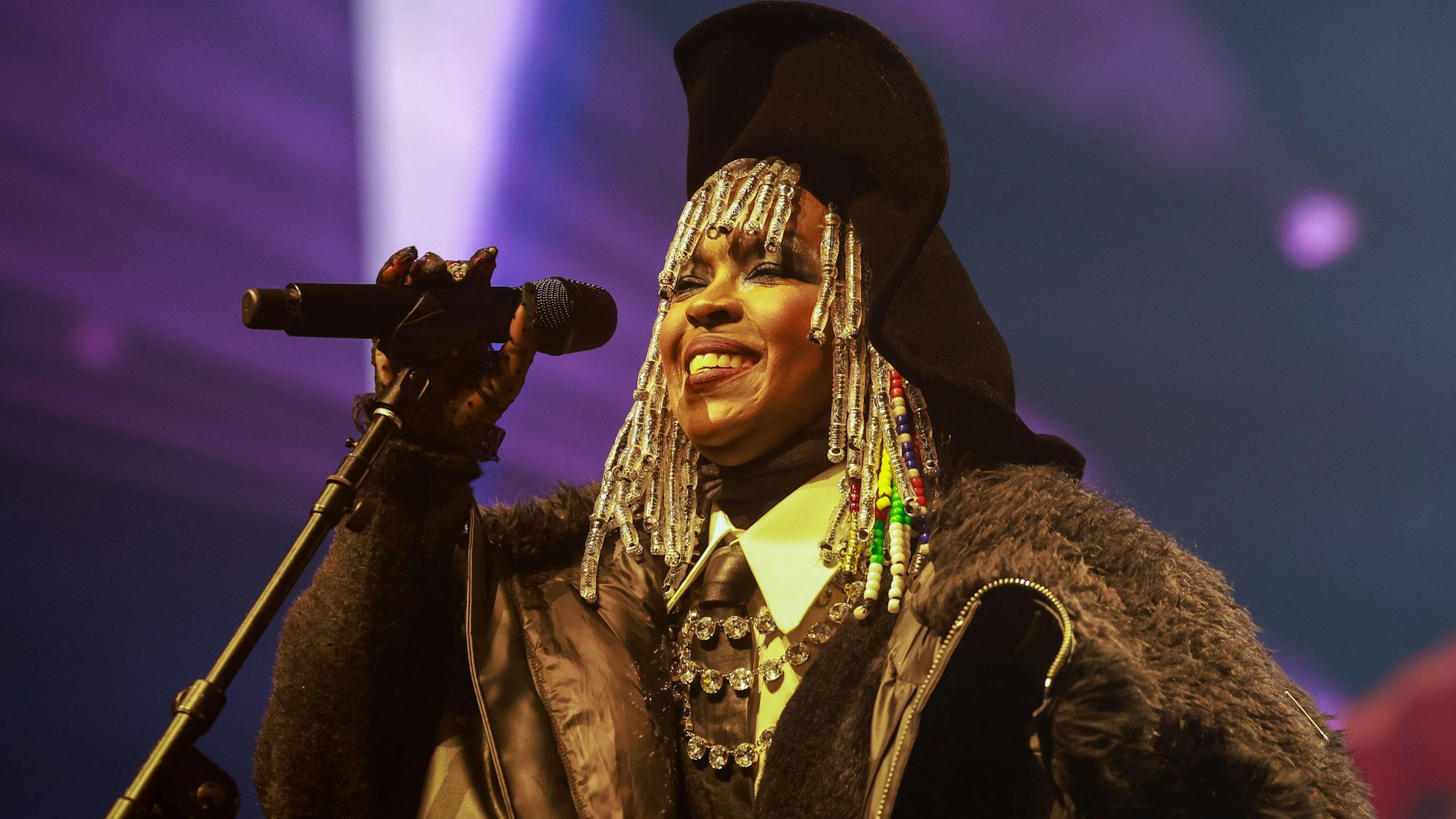 Lauryn Hills Outfit brachte die Soul-Queen zum Schwitzen: In Köln trat sie am Mittwoch (16. Oktober) mit Wyclef Jean und ihren Söhnen auf.