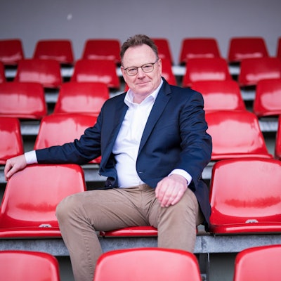 Torsten Burmester auf einer Tribüne im Ludwig-Jahn-Stadion in Herford.