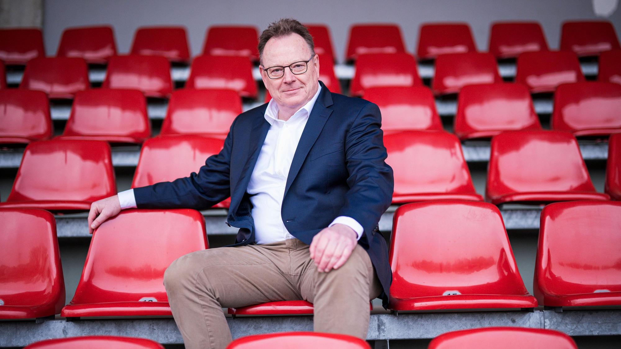 Torsten Burmester auf einer Tribüne im Ludwig-Jahn-Stadion in Herford.