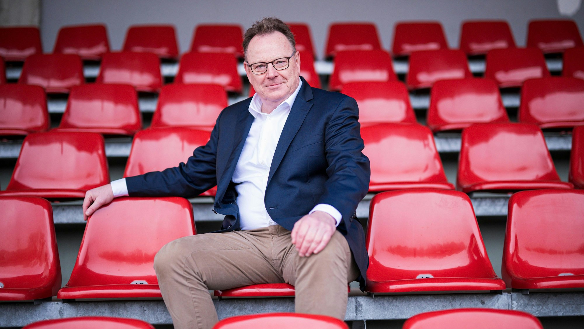 Torsten Burmester auf einer Tribüne im Ludwig-Jahn-Stadion in Herford.