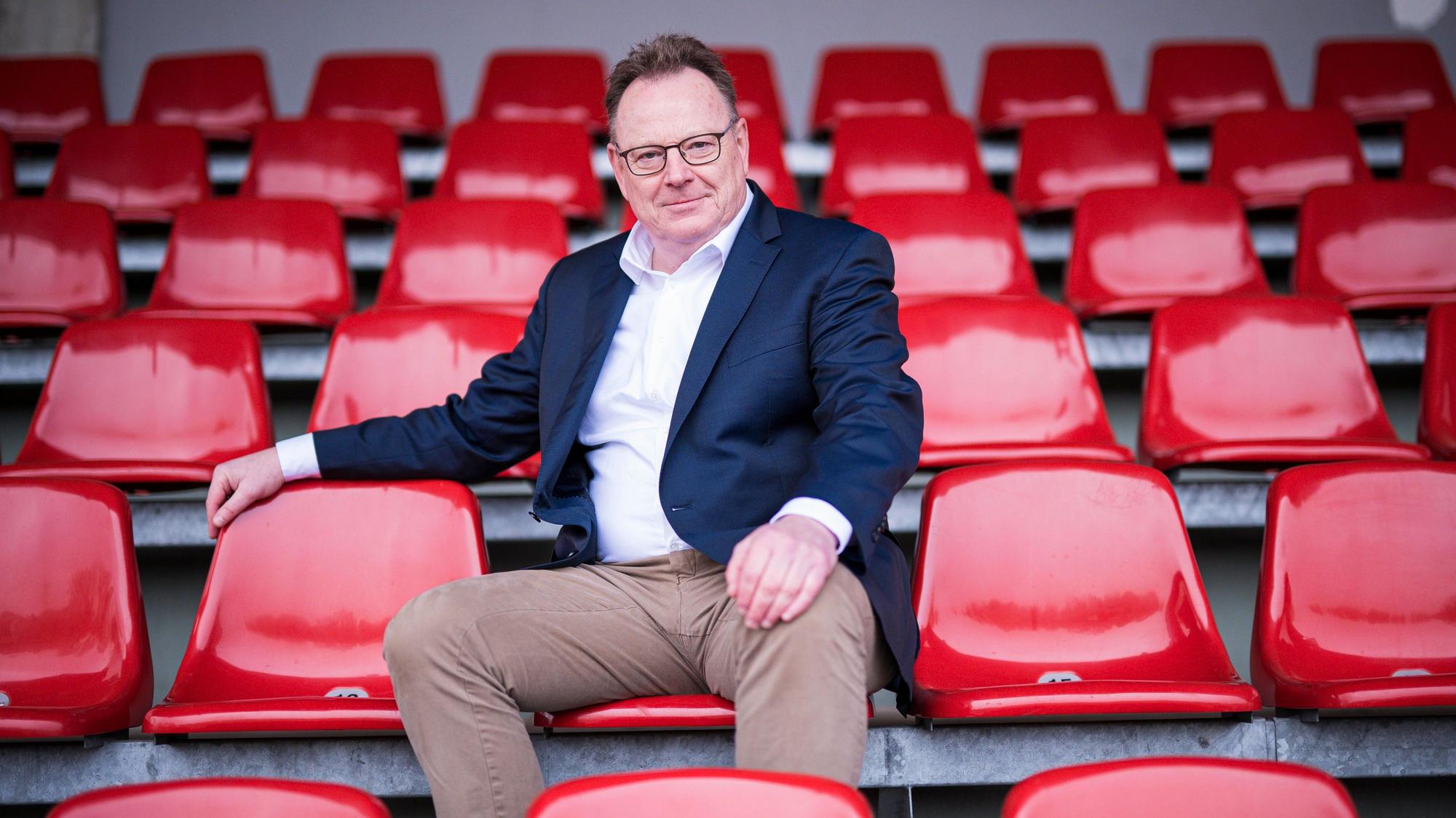 03.11.2023 - Pressegespräch mit Torsten Burmester vom DOSB in Herford: Der Vorstandsvorsitzende des Deutschen Olympischen Sportbunds auf einer Tribüne im Ludwig-Jahn-Stadion in Herford/Nordrhein-Westfalen. Herford Nordrhein-Westfalen Deutschland Ludwig-Jahn-Stadion *** 03 11 2023 Press conference with Torsten Burmester from the DOSB in Herford The Chairman of the Board of the German Olympic Sports Confederation in the stands at the Ludwig Jahn Stadium in Herford North Rhine-Westphalia Herford North Rhine-Westphalia Germany Ludwig Jahn Stadium