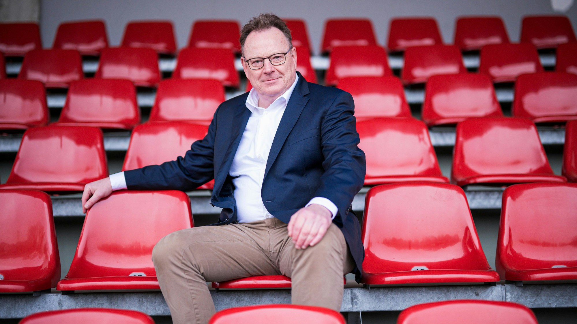 03.11.2023 - Pressegespräch mit Torsten Burmester vom DOSB in Herford: Der Vorstandsvorsitzende des Deutschen Olympischen Sportbunds auf einer Tribüne im Ludwig-Jahn-Stadion in Herford/Nordrhein-Westfalen. Herford Nordrhein-Westfalen Deutschland Ludwig-Jahn-Stadion *** 03 11 2023 Press conference with Torsten Burmester from the DOSB in Herford The Chairman of the Board of the German Olympic Sports Confederation in the stands at the Ludwig Jahn Stadium in Herford North Rhine-Westphalia Herford North Rhine-Westphalia Germany Ludwig Jahn Stadium