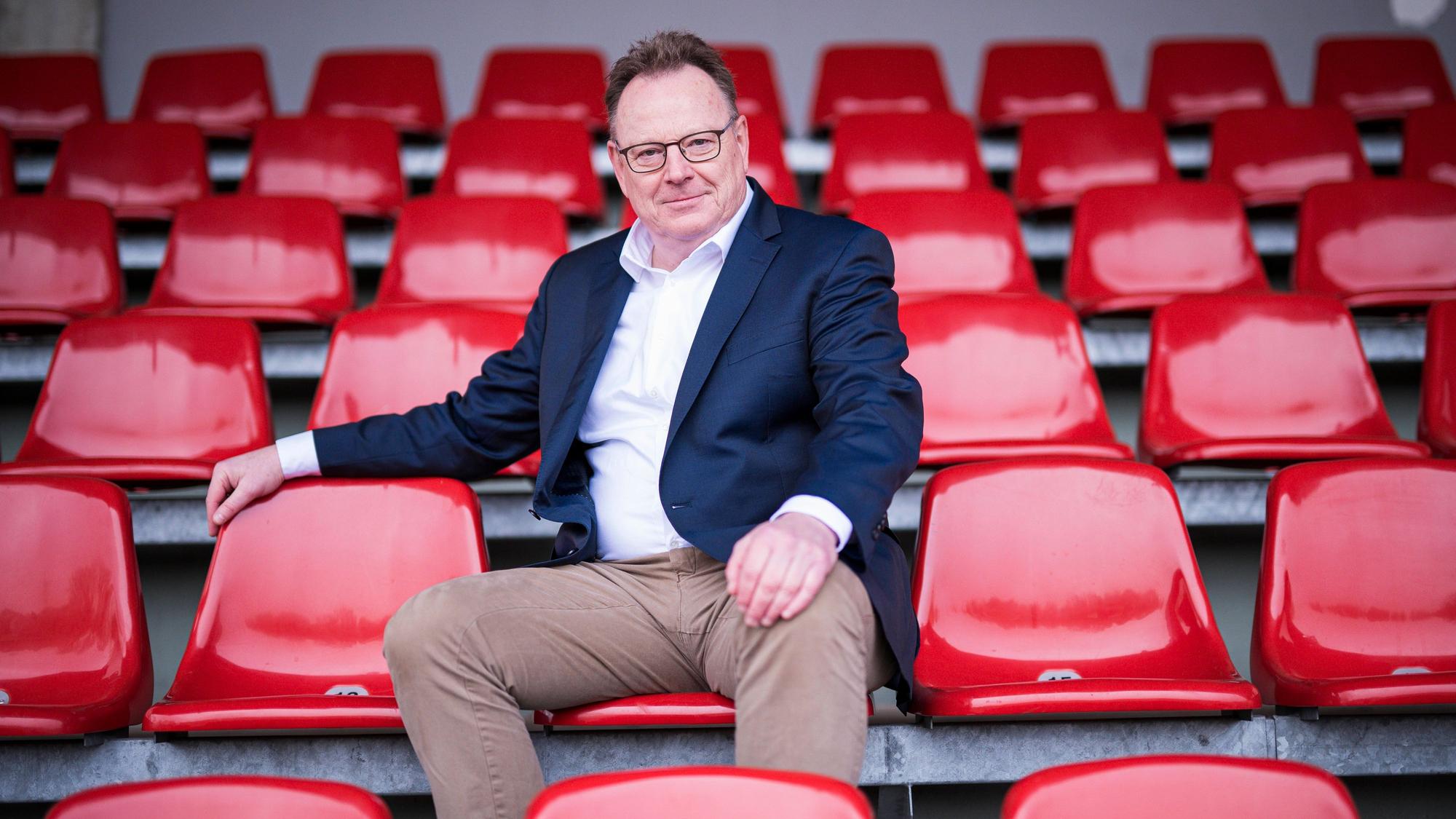Torsten Burmester auf einer Tribüne im Ludwig-Jahn-Stadion in Herford.