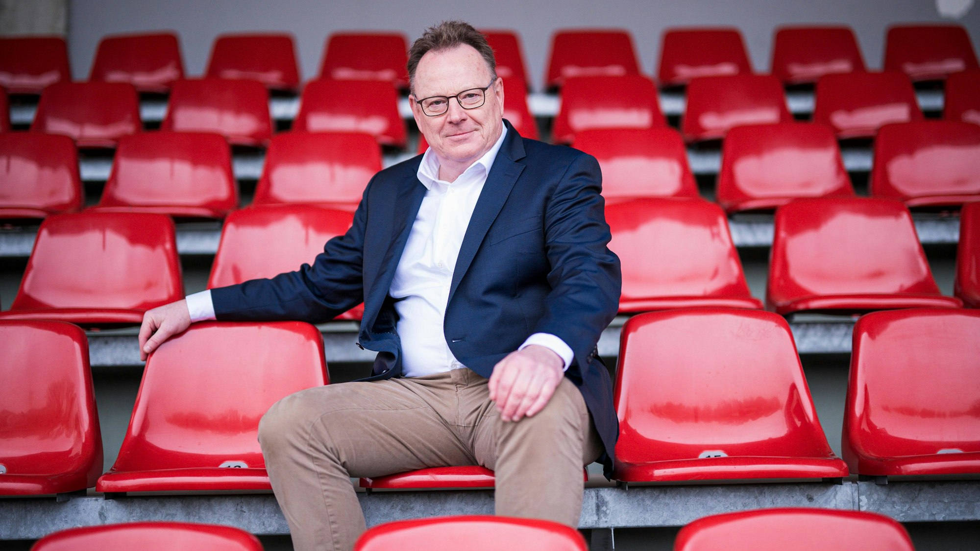 Torsten Burmester auf einer Tribüne im Ludwig-Jahn-Stadion in Herford.