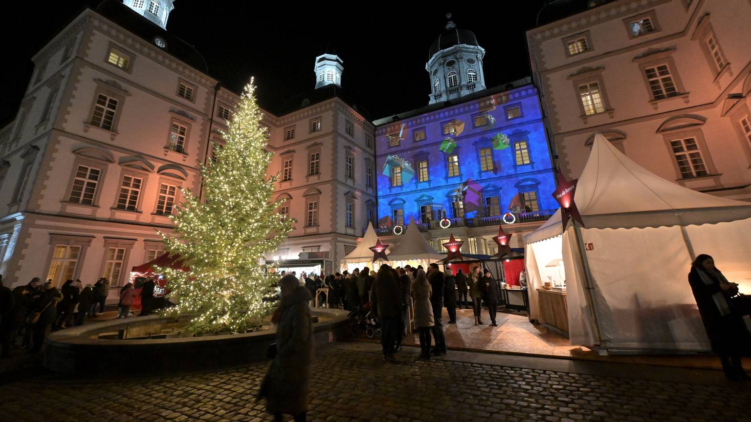 Eine besonders anmutige Kulisse erwartet Gäste auf dem Weihnachtsmarkt am Grandhotel Schloß Bensberg in Bergisch Gladbach.