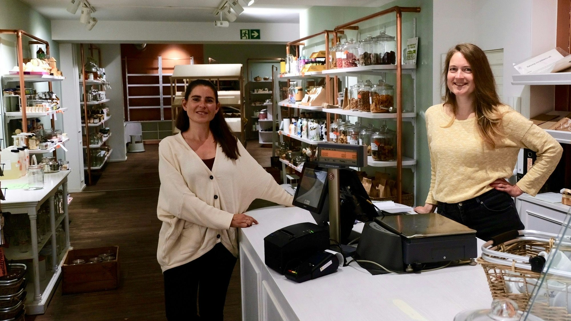 Elisa Flasche (l.) und Ann-Kathrin Horn in dem noch nicht gänzlich eingeräumten Supermarkt „Köllektiv“