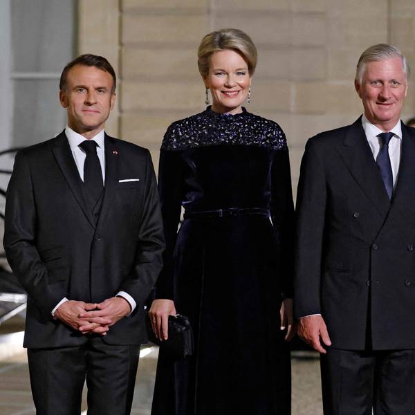 Frankreichs Präsident Emmanuel Macron (l) und seine Frau Brigitte Macron (r) begrüßen König Philippe und Königin Mathilde von Belgien.