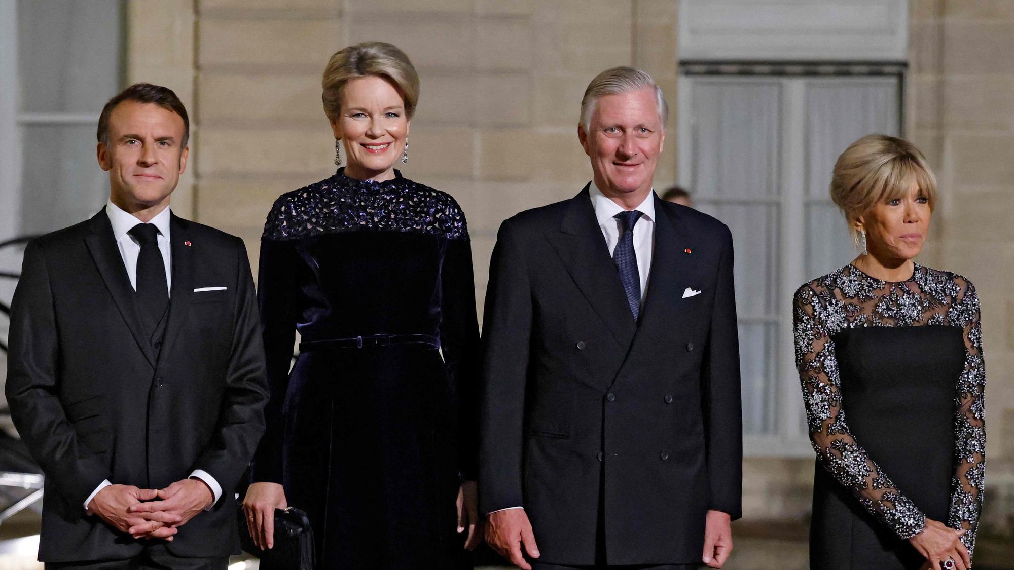 Frankreichs Präsident Emmanuel Macron (l) und seine Frau Brigitte Macron (r) begrüßen König Philippe und Königin Mathilde von Belgien.