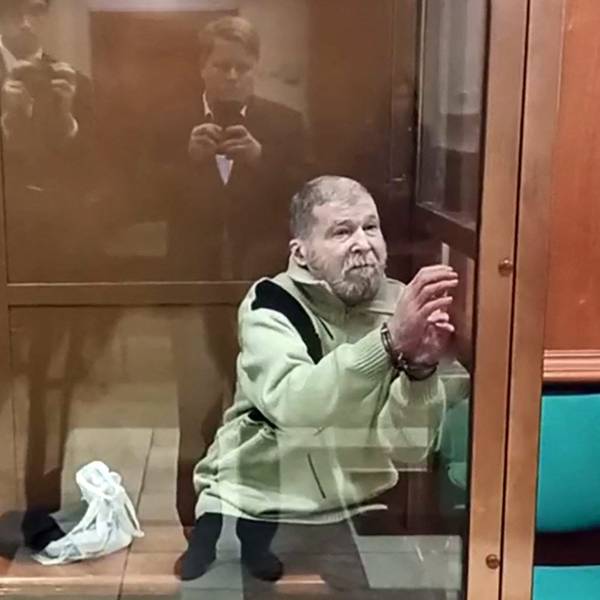 US-Bürger Stephen Hubbard sitzt mit einem beigen Pullover, geschorenen Haaren und ausgezehrtem Gesichtsausdruck auf der Anklagebank in einem Moskauer Gericht.