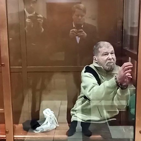 US-Bürger Stephen Hubbard sitzt mit einem beigen Pullover, geschorenen Haaren und ausgezehrtem Gesichtsausdruck auf der Anklagebank in einem Moskauer Gericht.