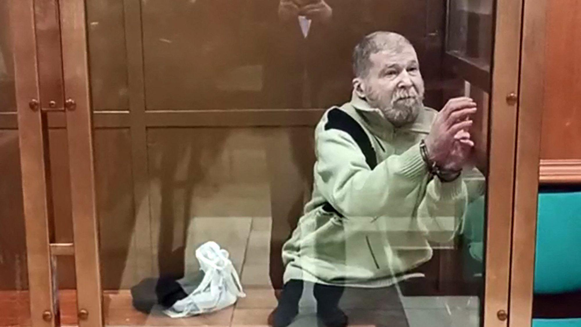 US-Bürger Stephen Hubbard sitzt mit einem beigen Pullover, geschorenen Haaren und ausgezehrtem Gesichtsausdruck auf der Anklagebank in einem Moskauer Gericht.