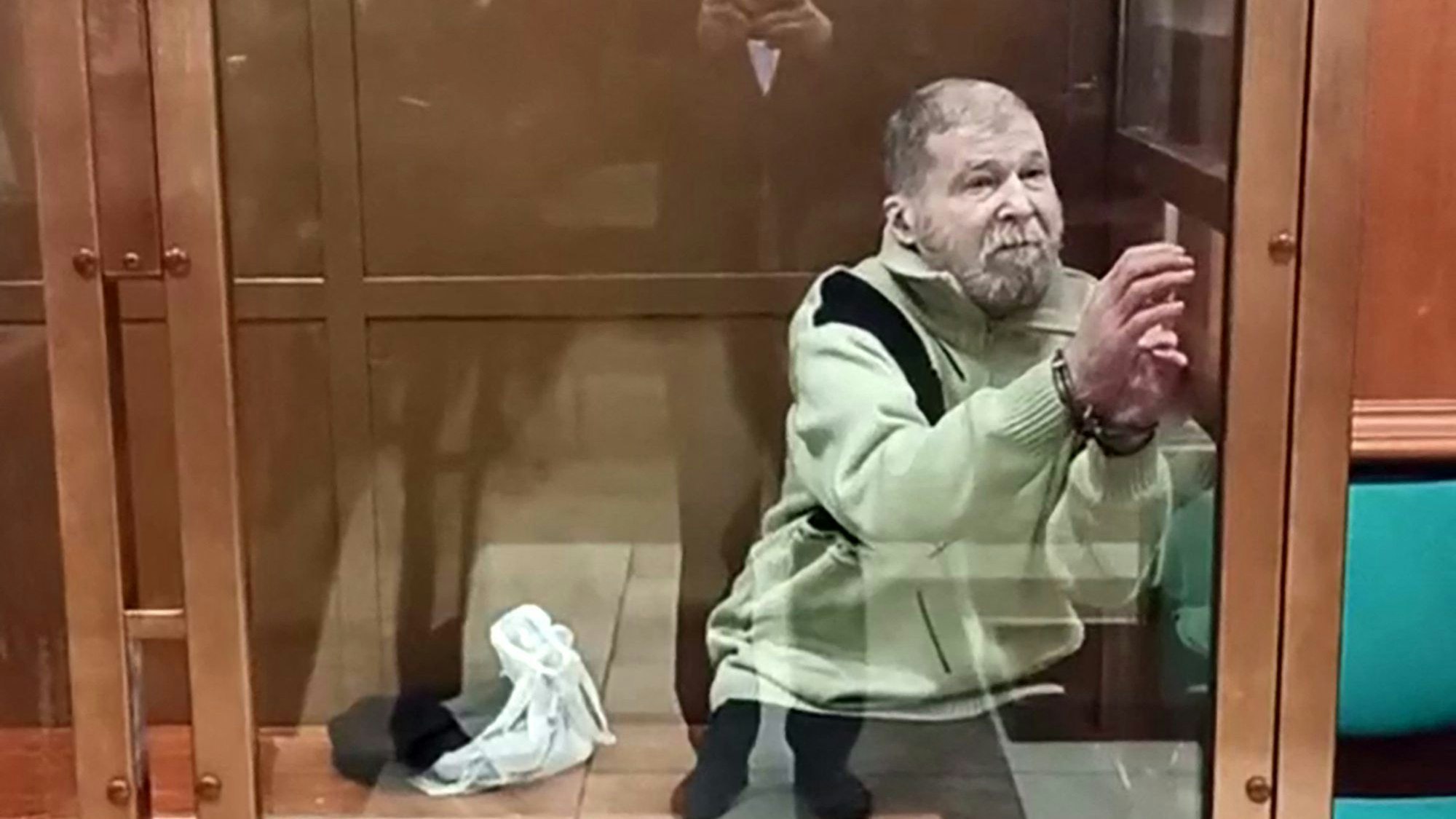 US-Bürger Stephen Hubbard sitzt mit einem beigen Pullover, geschorenen Haaren und ausgezehrtem Gesichtsausdruck auf der Anklagebank in einem Moskauer Gericht.