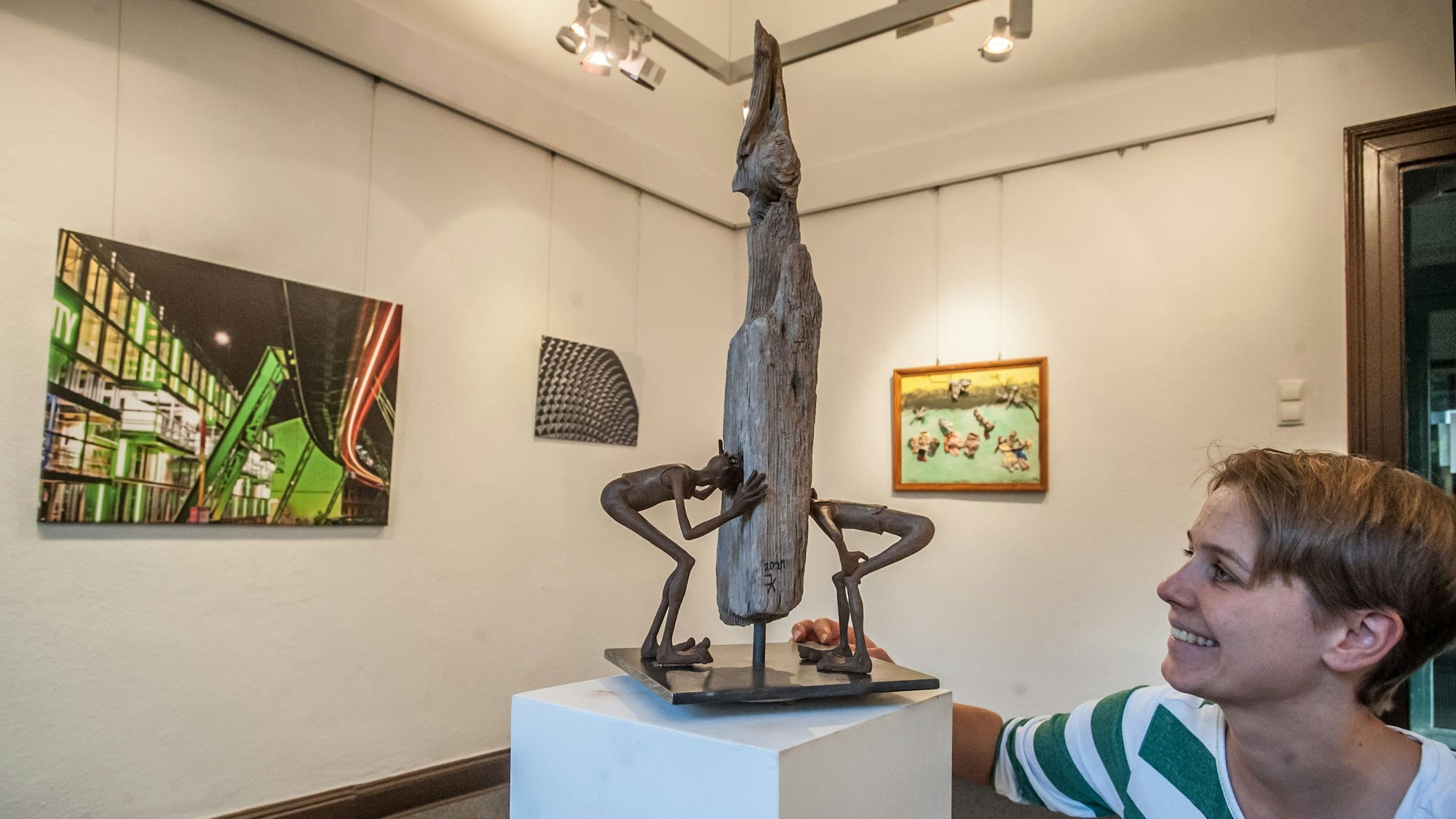 Die jurierte Jahresausstellung 2021: Veranstalterin Rebecca Hermann mit einem Werk von Irmgard Kaduk.