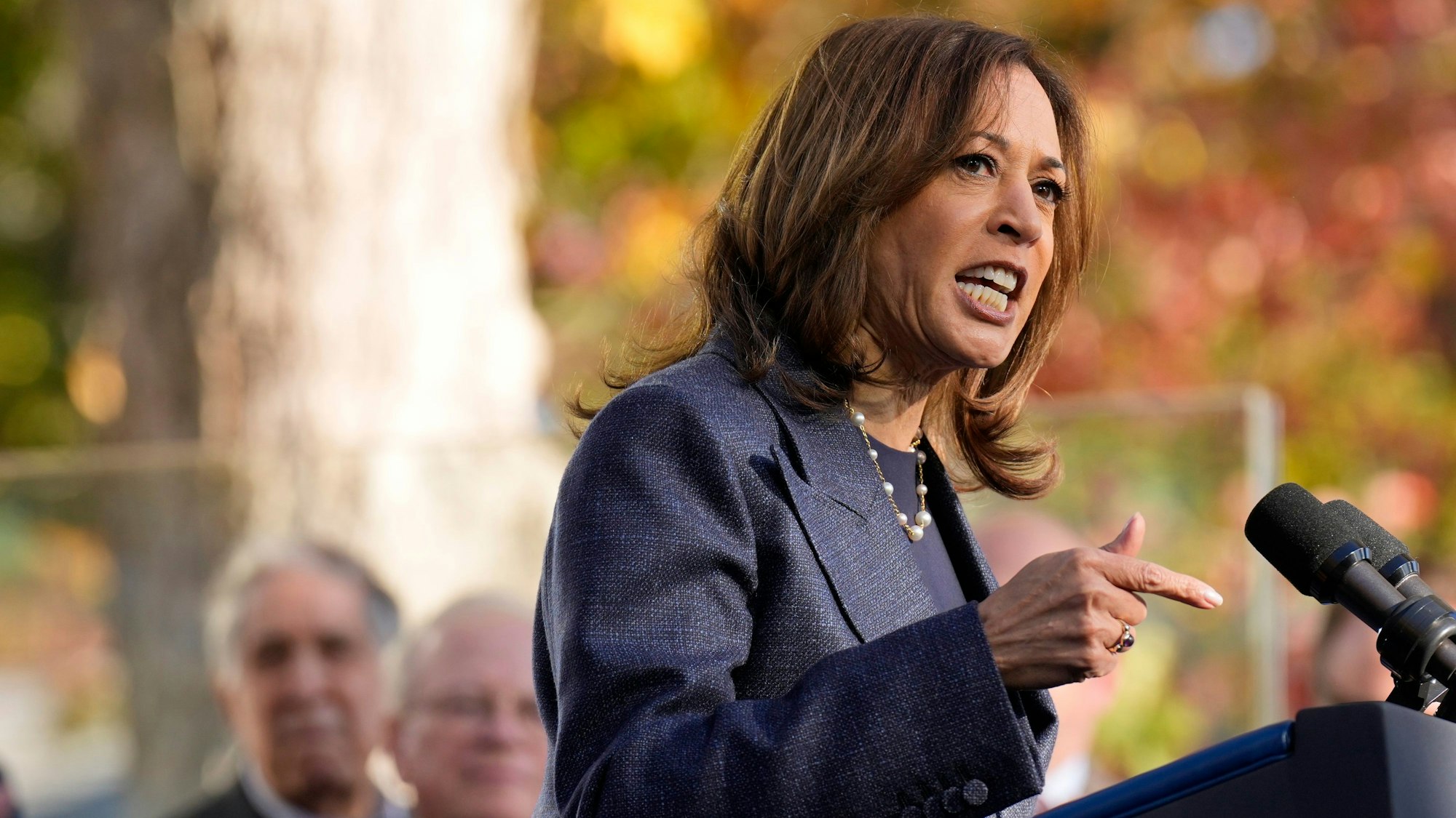 16.10.2024, USA, Washingtoner Kreuzung: Die demokratische Präsidentschaftskandidatin und US-Vizepräsidentin Kamala Harris spricht bei einer Wahlkampfveranstaltung im Washington Crossing Historic Park.