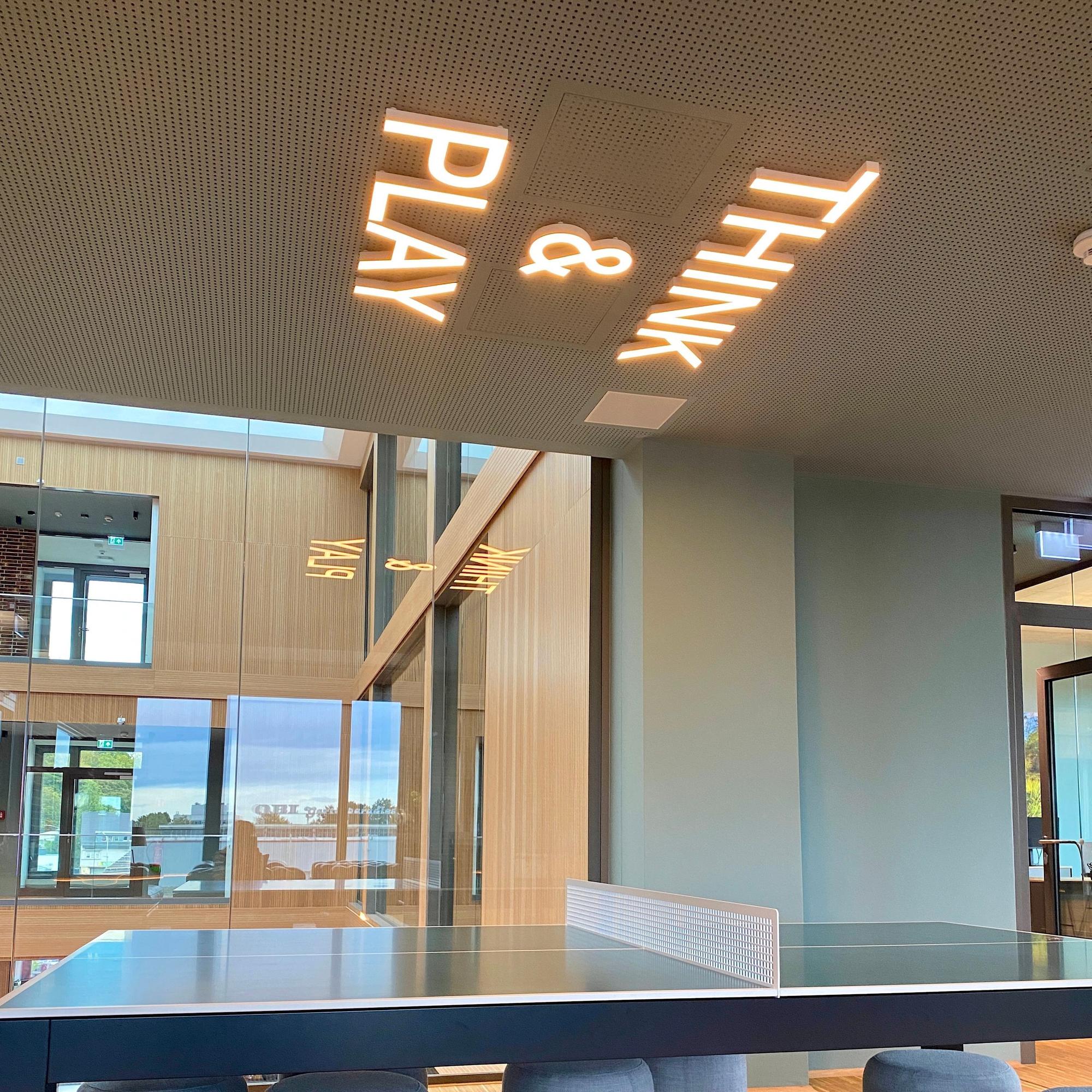 An der Decke steht in Leutschrift "think & play".