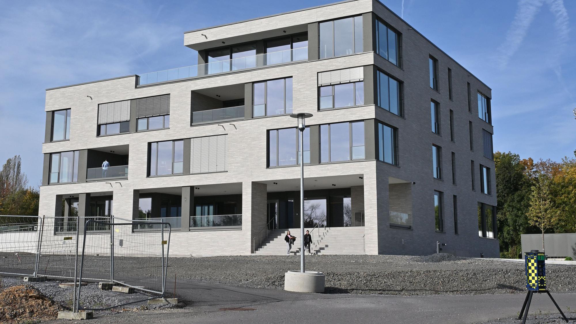 Neues Gebäude von ISOTEC hat viele Fenster.
