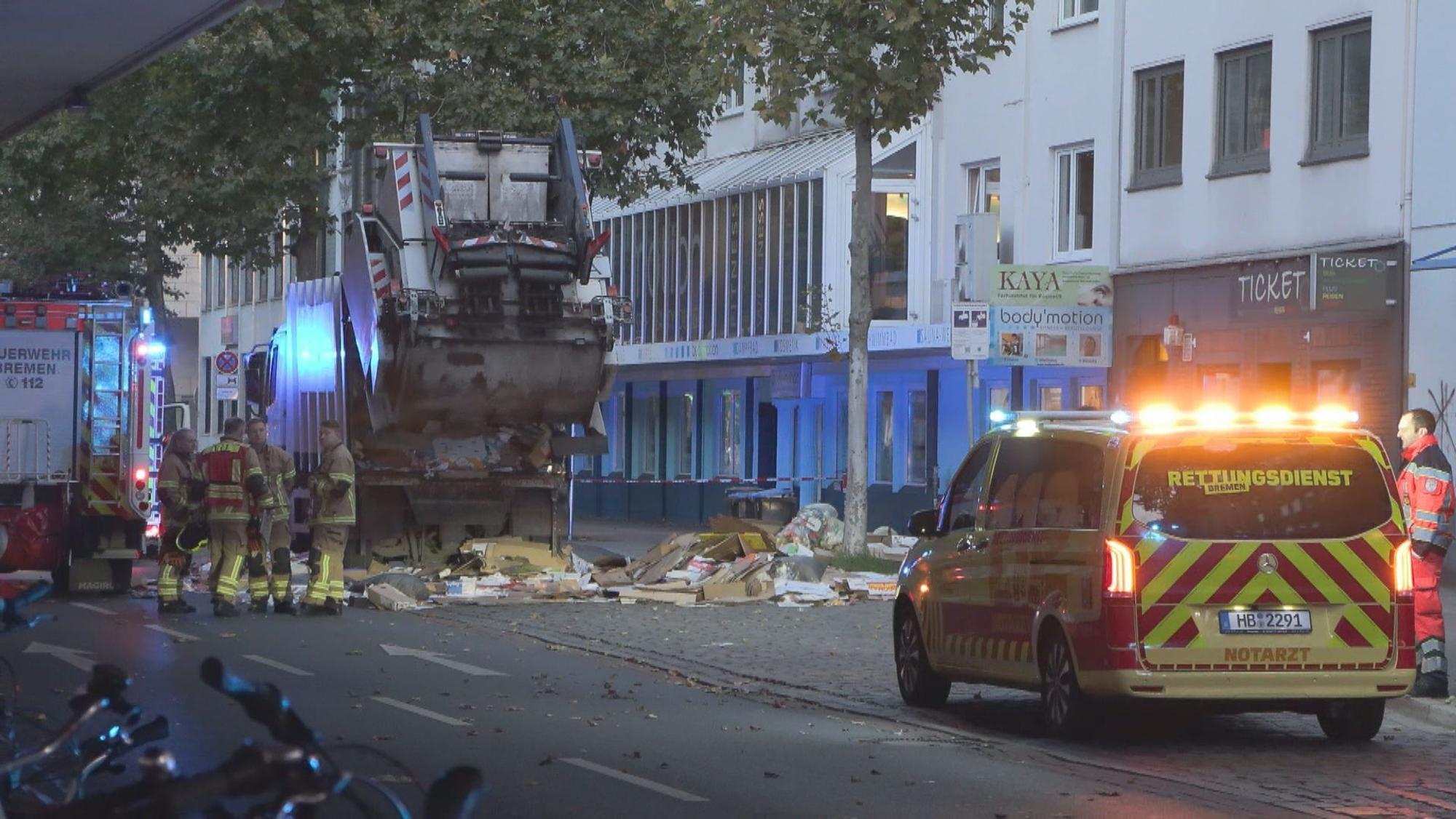 16.10.2024, Bremen: Feuerwehrleute haben einen leblosen Mann in einem Müllfahrzeug in Bremen entdeckt. Wie genau er ums Leben kam, ist bisher nicht bekannt. Foto: -/Nonstopnews/dpa +++ dpa-Bildfunk +++