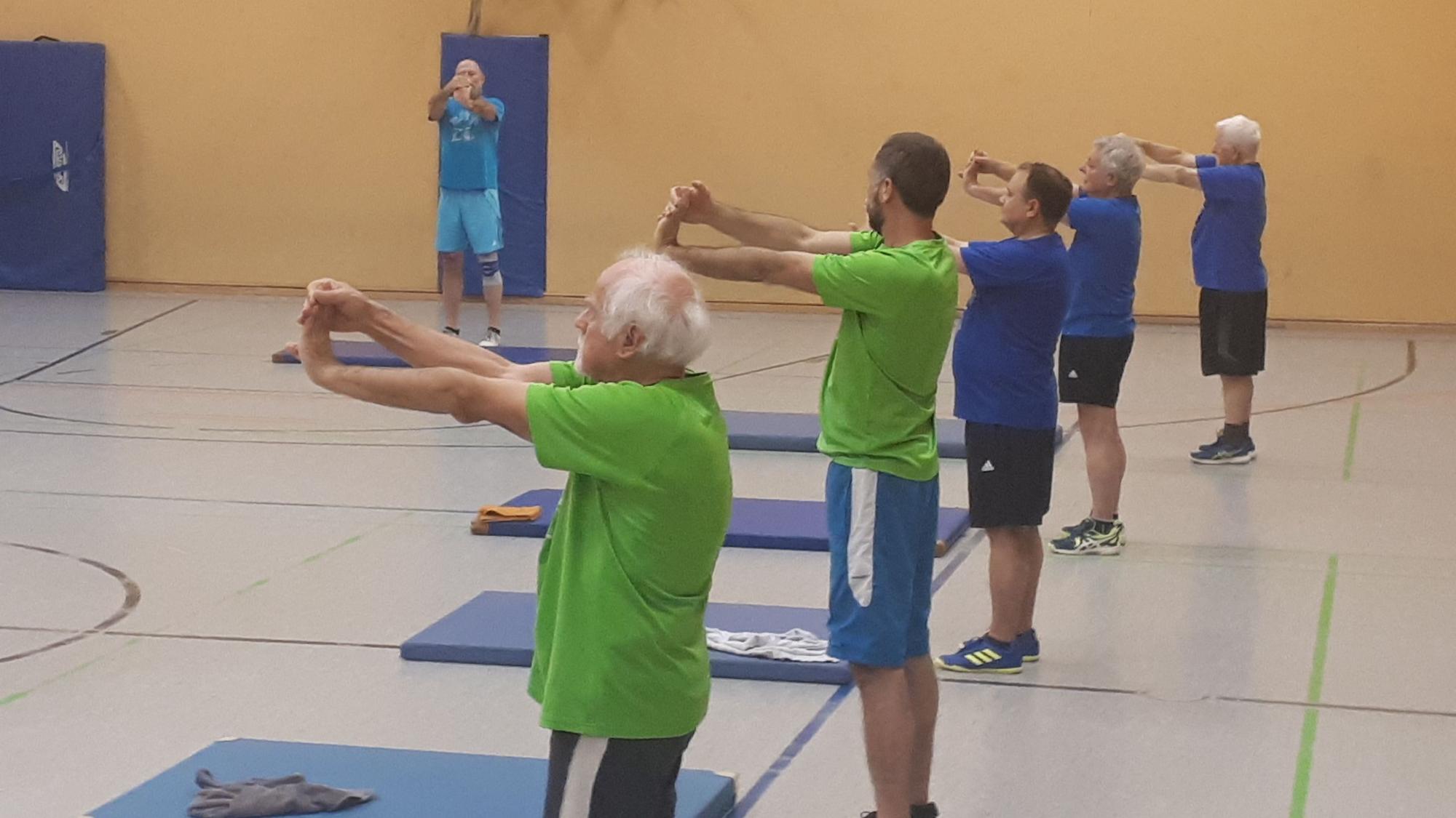 Trainer Philipp Schwedes (hellblaues Shirt) und fünf Mitglieder des Männer-Turnvereins.