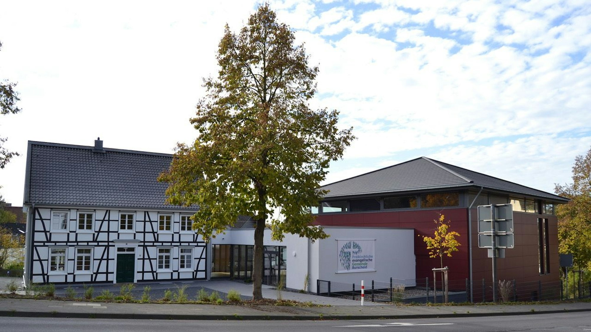 Im Herzen von Burscheid liegt das renovierte Gemeindehaus der dortigen freikirchlichen evangelischen Gemeinde.