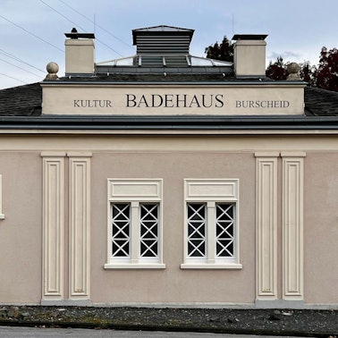 Die Fensterfront des Burscheider Badehauses