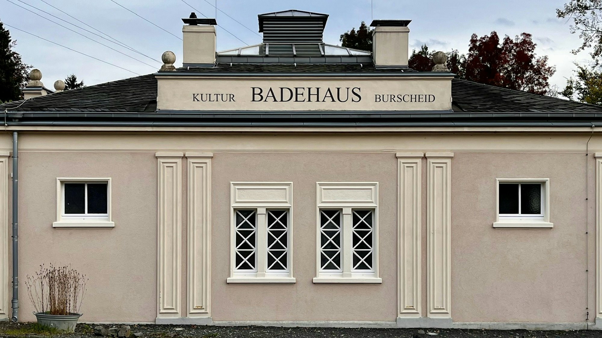 Die Fensterfront des Burscheider Badehauses