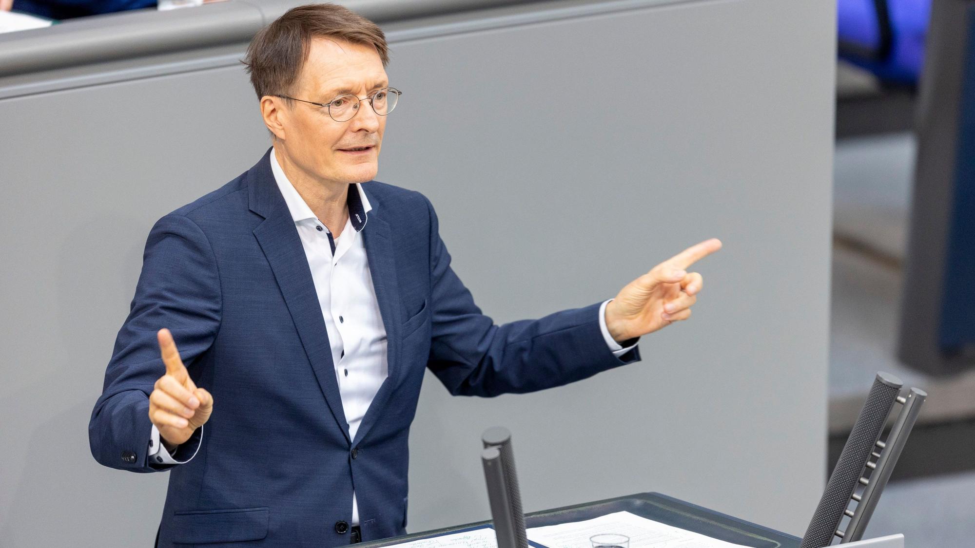 ARCHIV - 27.06.2024, Berlin: Gesundheitsminister Karl Lauterbach (SPD), spricht im Bundestag.