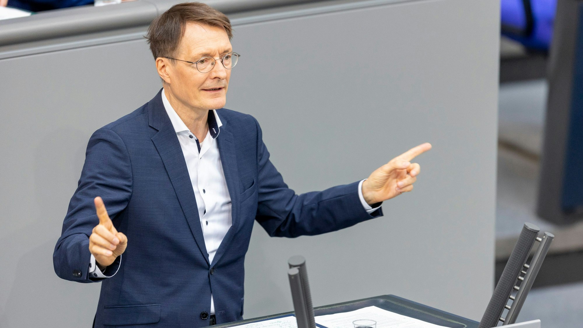 ARCHIV - 27.06.2024, Berlin: Gesundheitsminister Karl Lauterbach (SPD), spricht im Bundestag.