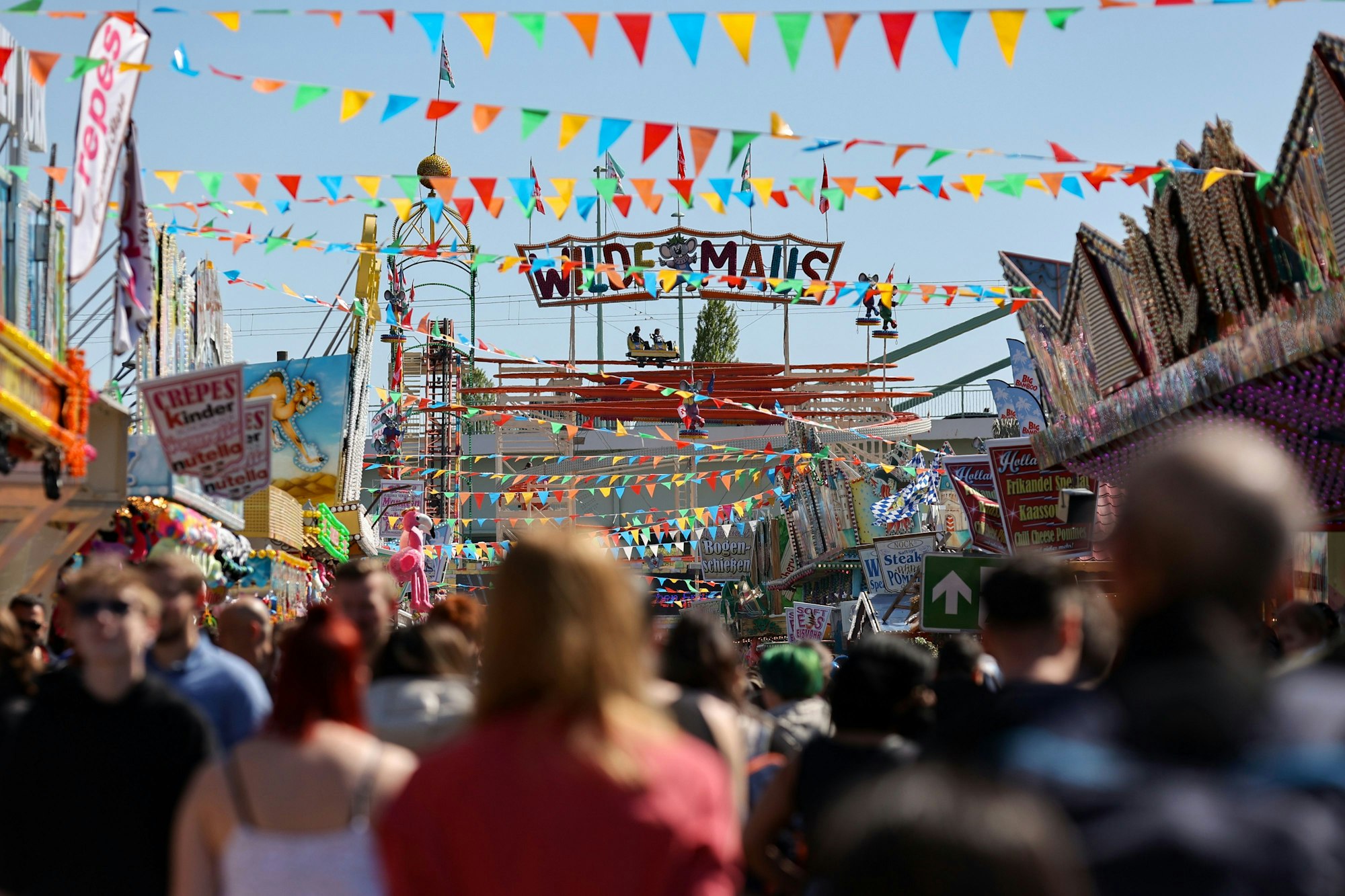Eine Achterbahn in Köln auf der Deutzer Kirmes.