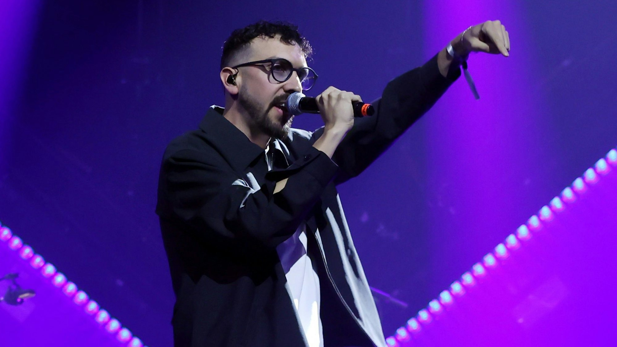 Nico Gomez singt auf der Bühne