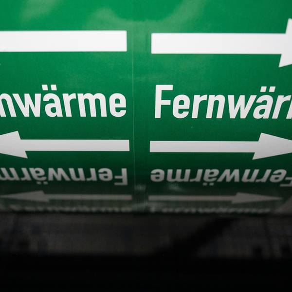 Leitungen sind in der Fernwärmeverteilerstation des Heizkraftwerk 3 Stuttgart-Gaisburg des Energiekonzerns EnBW zu sehen.