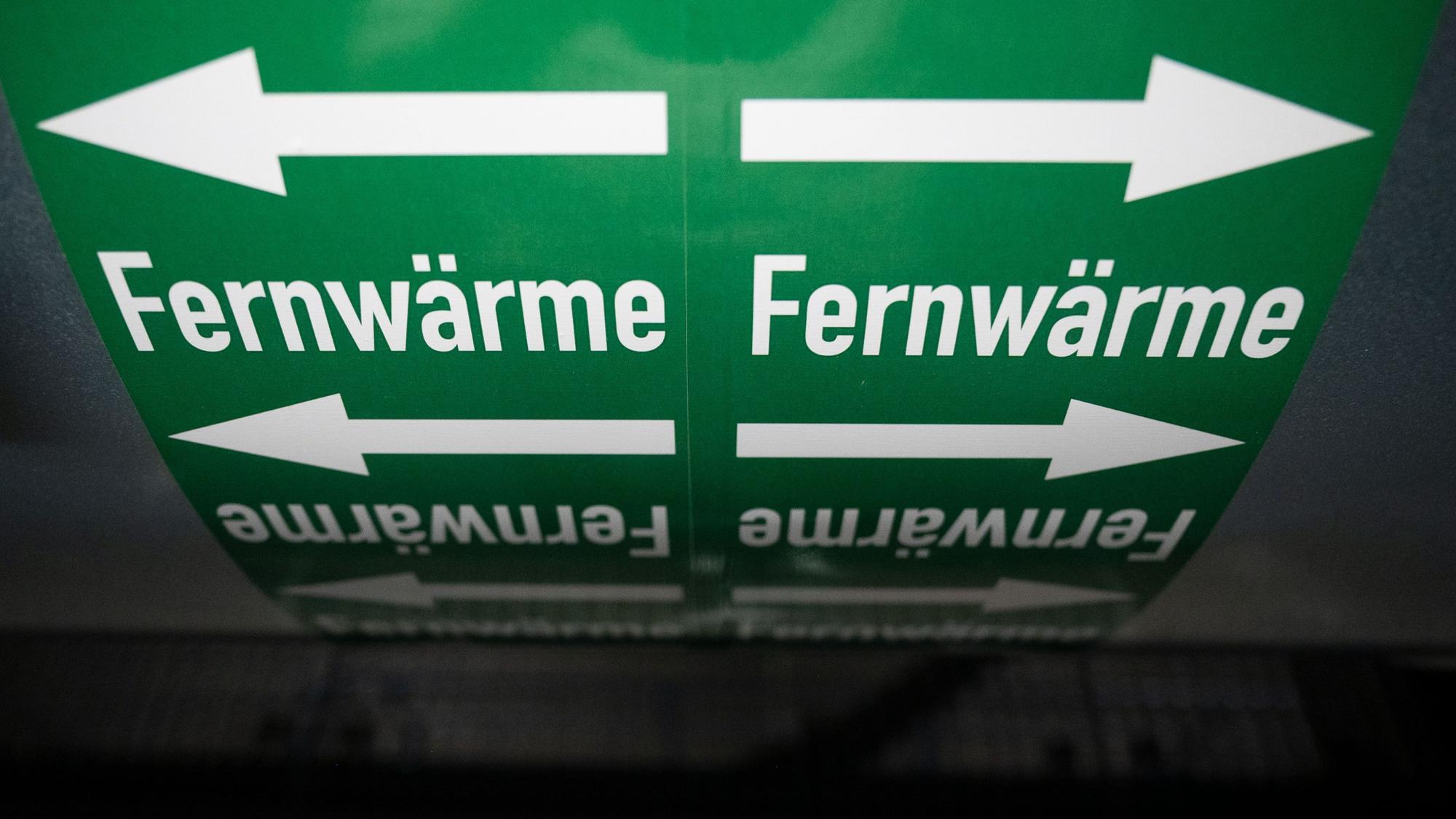 Leitungen sind in der Fernwärmeverteilerstation des Heizkraftwerk 3 Stuttgart-Gaisburg des Energiekonzerns EnBW zu sehen.